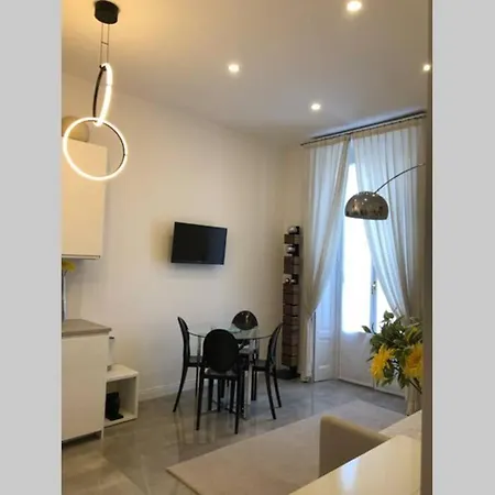 Casa Alberto Da Giussano, Elegante Bilocale In Centro Con Balcone Sul Parco 公寓 *